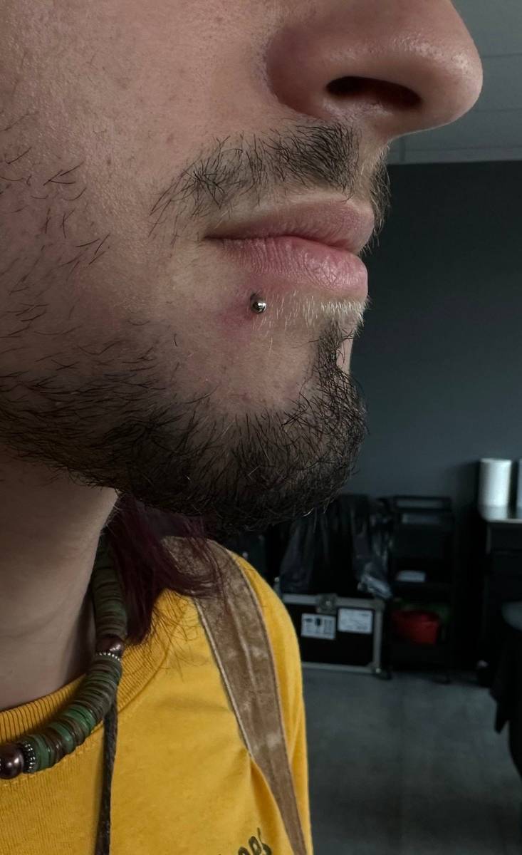 Nostril piercing s retiazkou