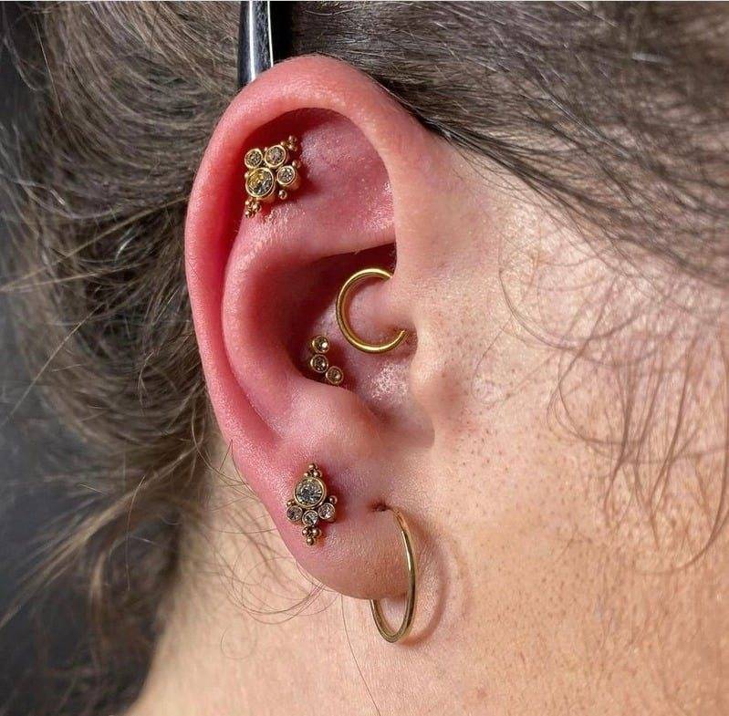 Piercing pupka so visiacim šperkom