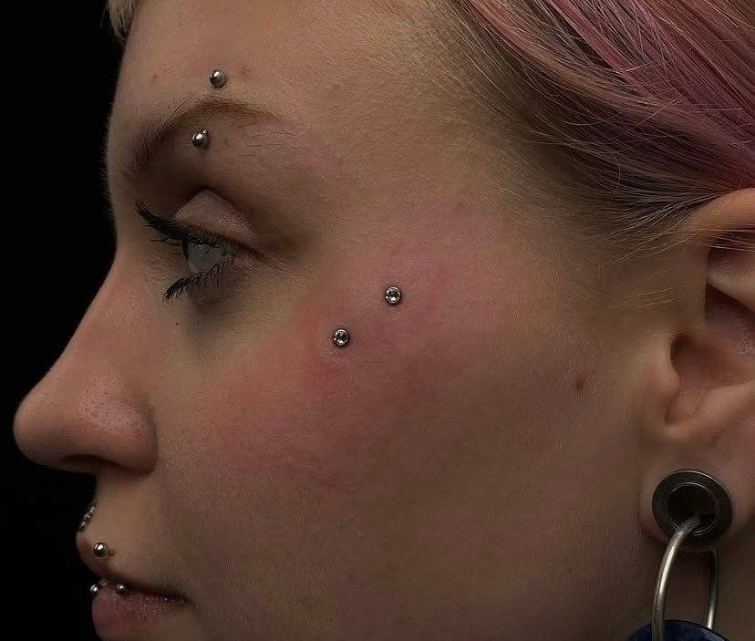 Piercing pupka, detail titánového šperku