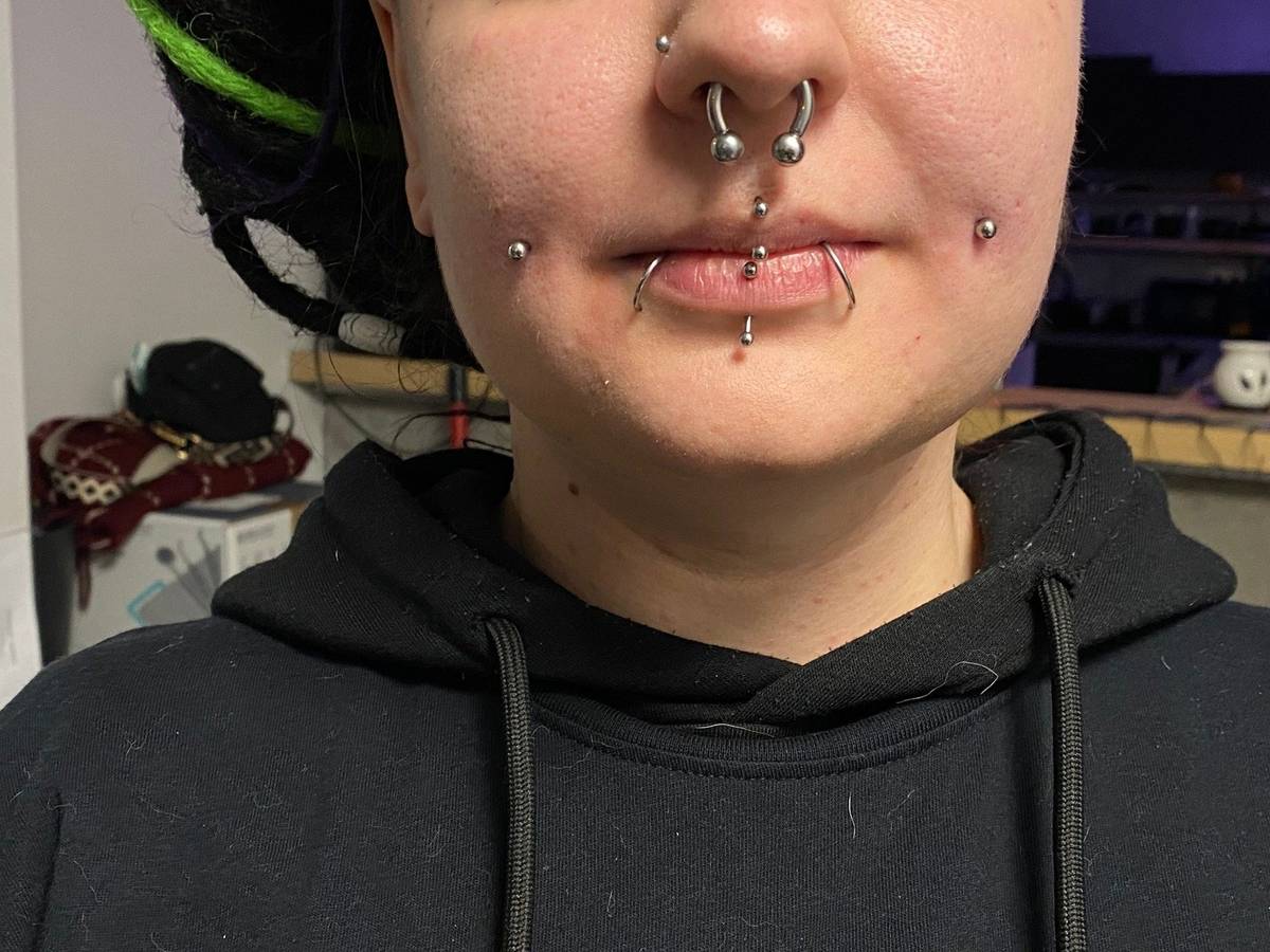 Piercing pupka so zlatým visiacim šperkom