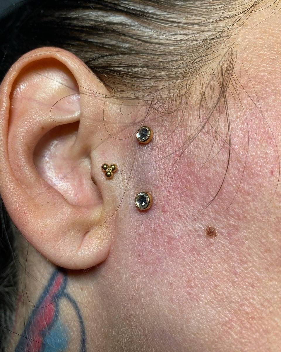 Piercing pupka so visiacim šperkom