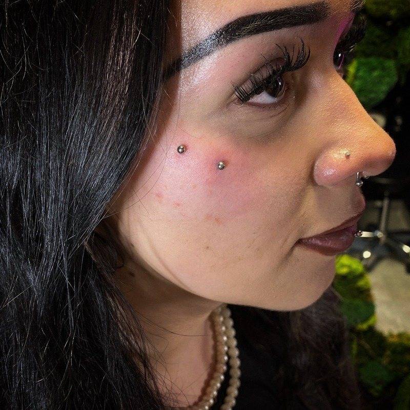 Piercing pupka, detail