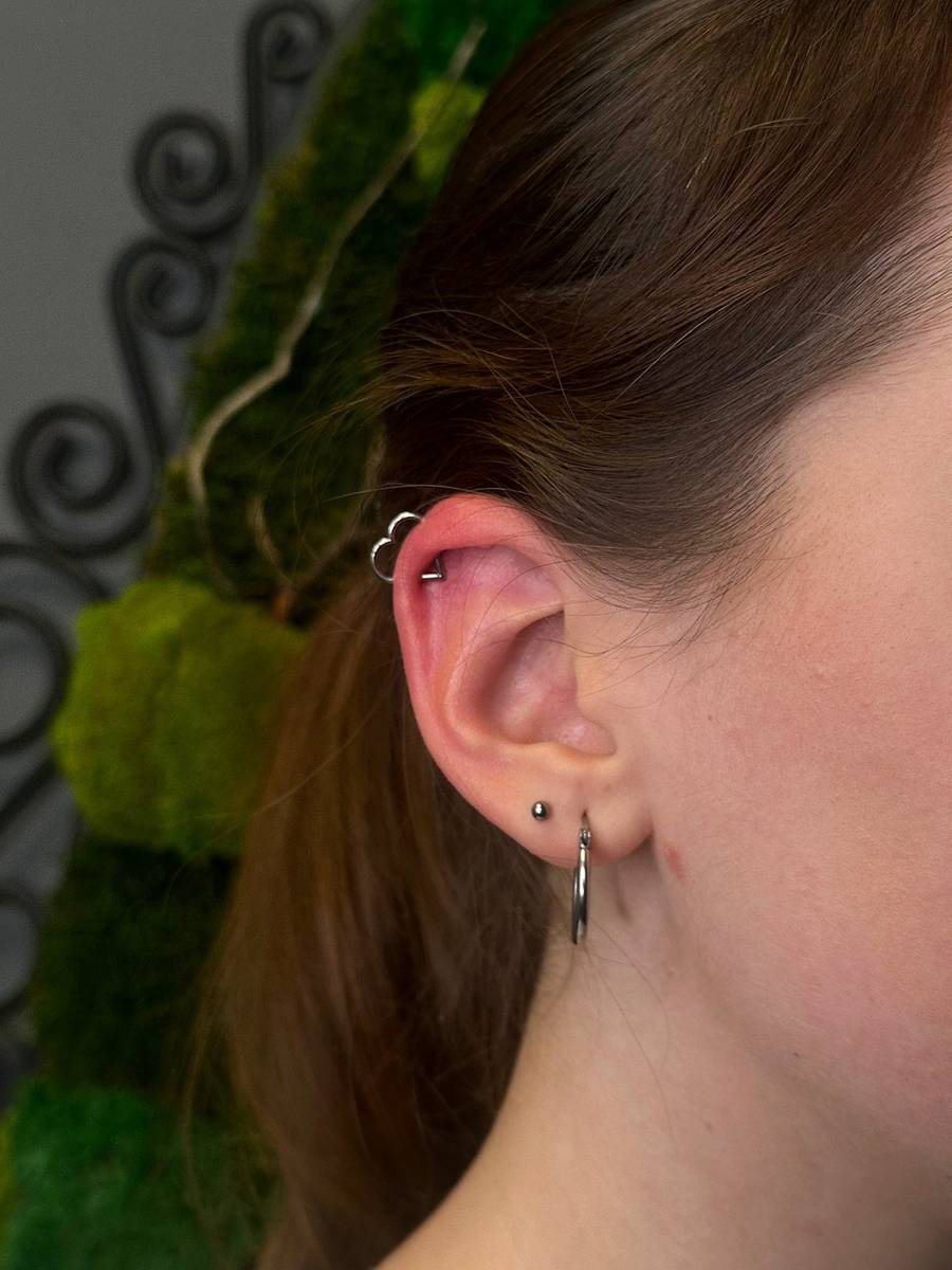 Helix piercing so zlatým šperkom a retiazkou, Poprad