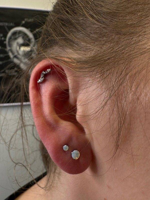 Helix piercing, implant-grade titán
