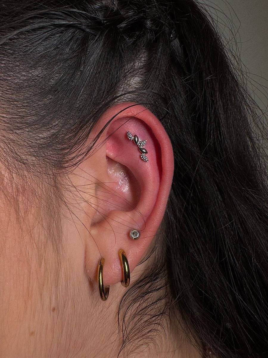 Helix piercing s retiazkou, zlatý šperk