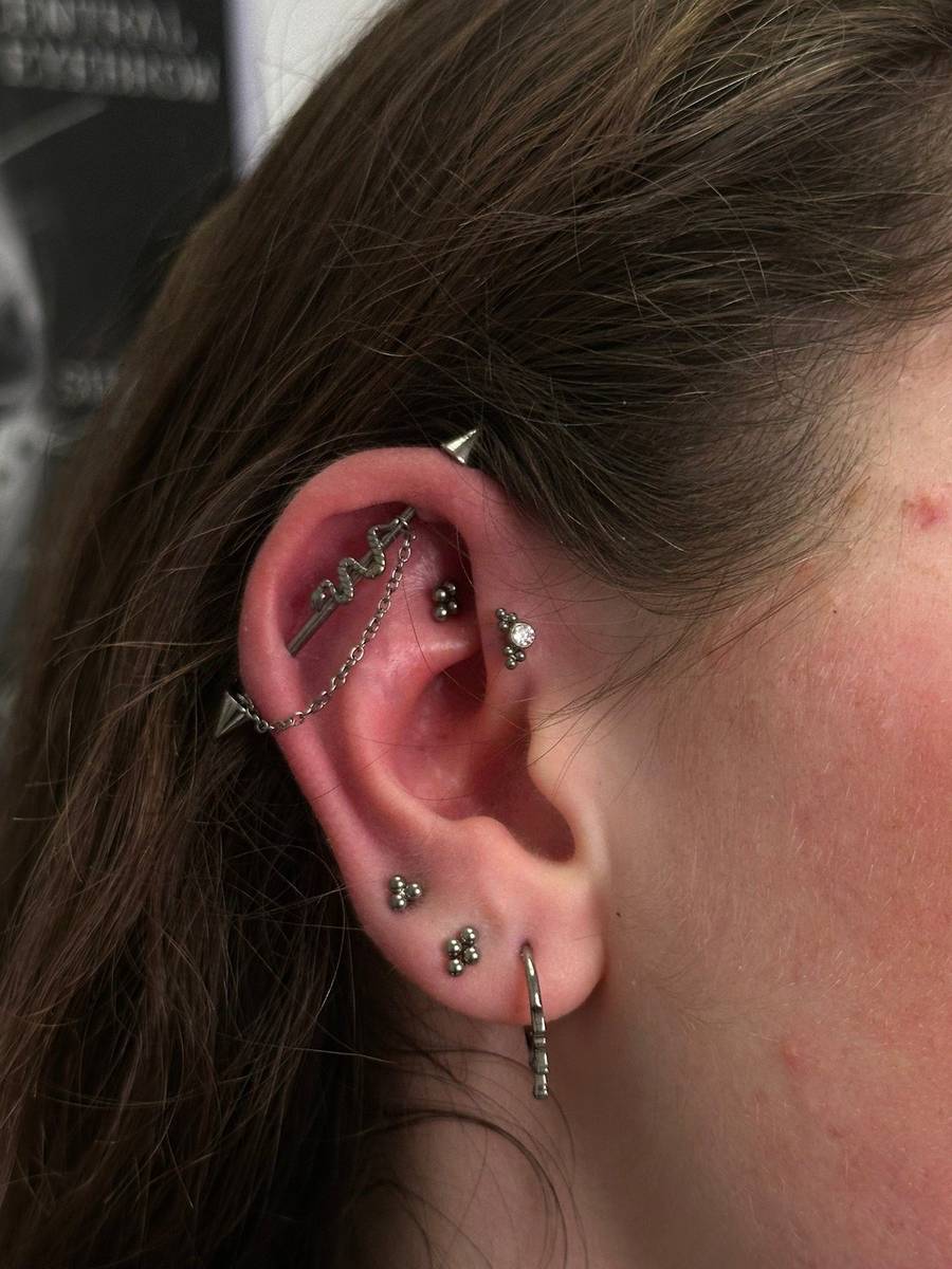 Helix piercing s retiazkou, detail