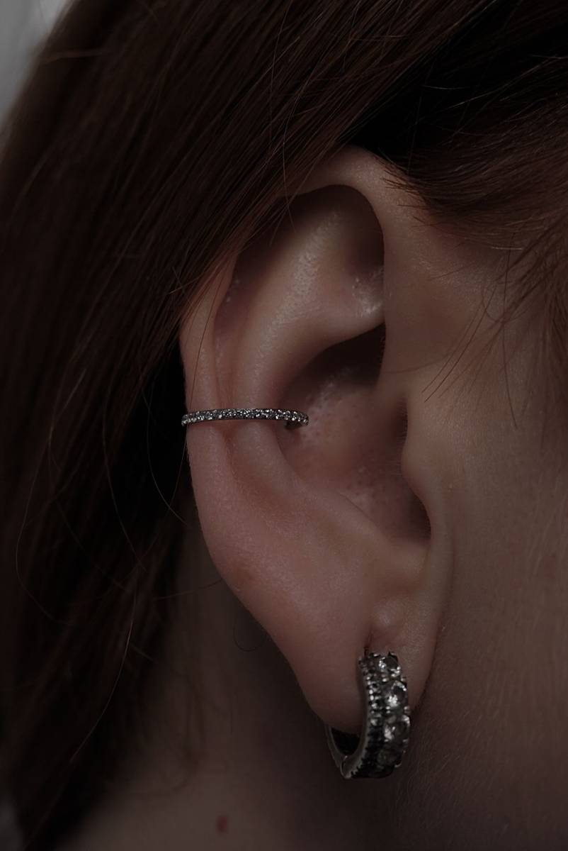 Conch piercing s kamienkami, Poprad