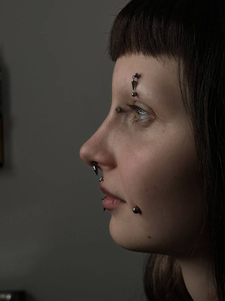 Piercingový projekt tváre, eyebrow, septum a pery